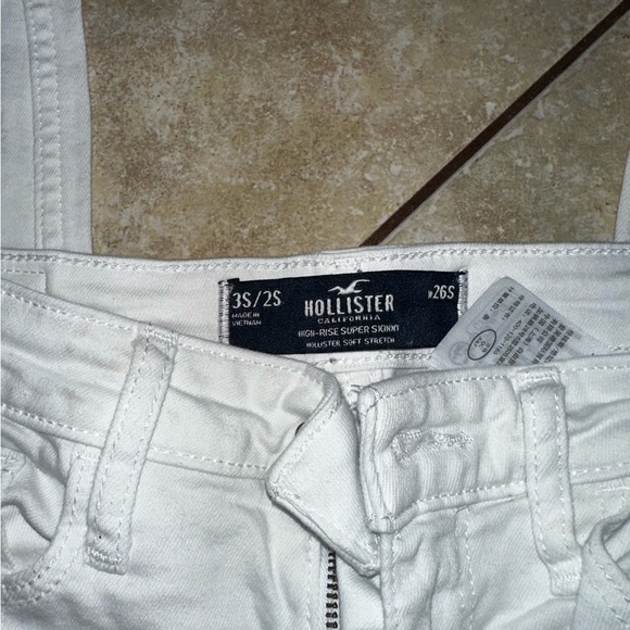 Hollister, high-rise white, super skinny jeans size 3s/2s (short) - Picture 2 of 2
